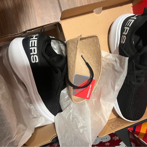 Like new, 4.5 big kid SKECHERS Elite Flex - Wasick shoe in black running sneaker - Picture 10 of 10